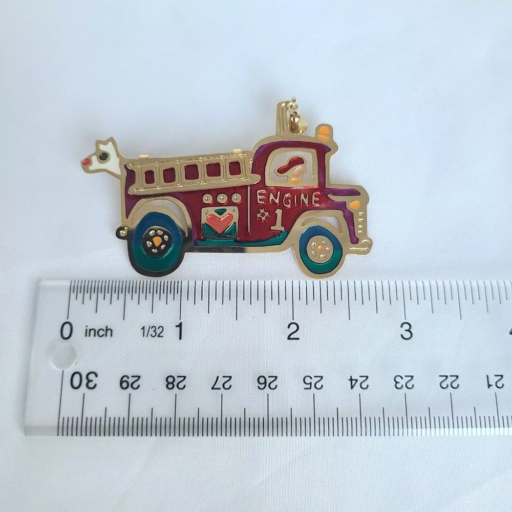 Two Hands Firefighter Firetruck Engine Enamel Pin Brooch Bell Fire Truck Vintage - Picture 4 of 4